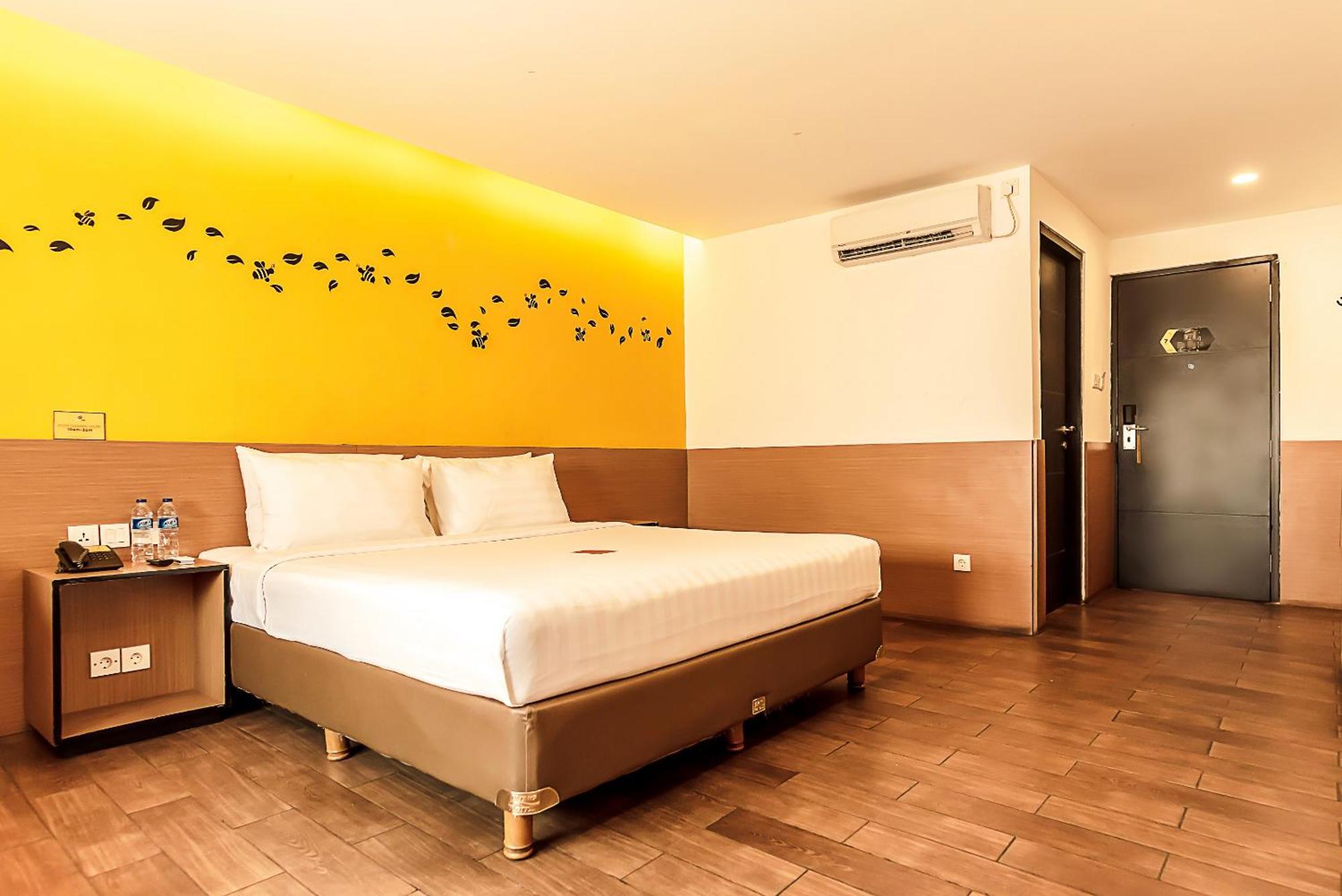 Yellow Bee Тангеранг Номер фото